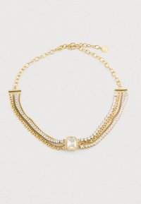 Arany lánc nyaklánc több szálból, tiszta téglalap alakú drágakő középponttal és apró, tiszta kövekből álló sorokkal egy semleges háttéren.