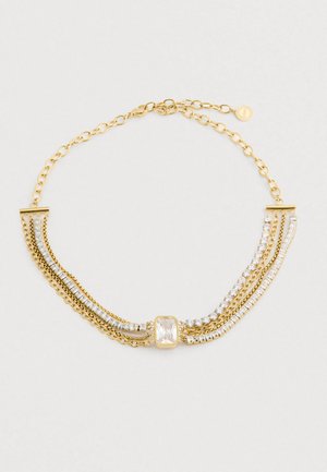 Guldkæde med flere strenge, klart rektangulært sten i midten og rækker af små klare sten mod en neutral baggrund.