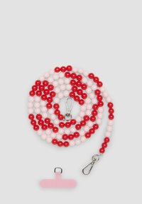 De kralenlanyard heeft afwisselend rode en witte ronde kralen, zilveren metalen clips voor bevestiging en een roze siliconen tab voor beveiliging.