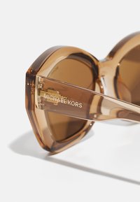 Michael Kors BEL AIR - Sunčane naočale - brown transparent/brown solid back mirror