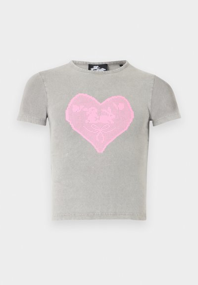 Ανοιχτό γκρι κοντομάνικο μπλουζάκι με ένα μεγάλο, ψηφιοποιημένο ροζ καρδιά γραφικό στη μέση του στήθους.
