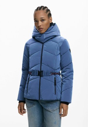 Donkere blauwe gewatteerde pufferjack met een opvallend ontwerp, hoge kraag en een strakke tailleband. Voorzien van zwarte ritsen en zijzakken.