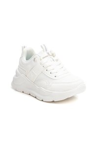 Zapatilla blanca con parte superior de malla texturizada y cuero liso. Presenta una suela gruesa, cordones y una lengüeta en el talón. Diseño minimalista.