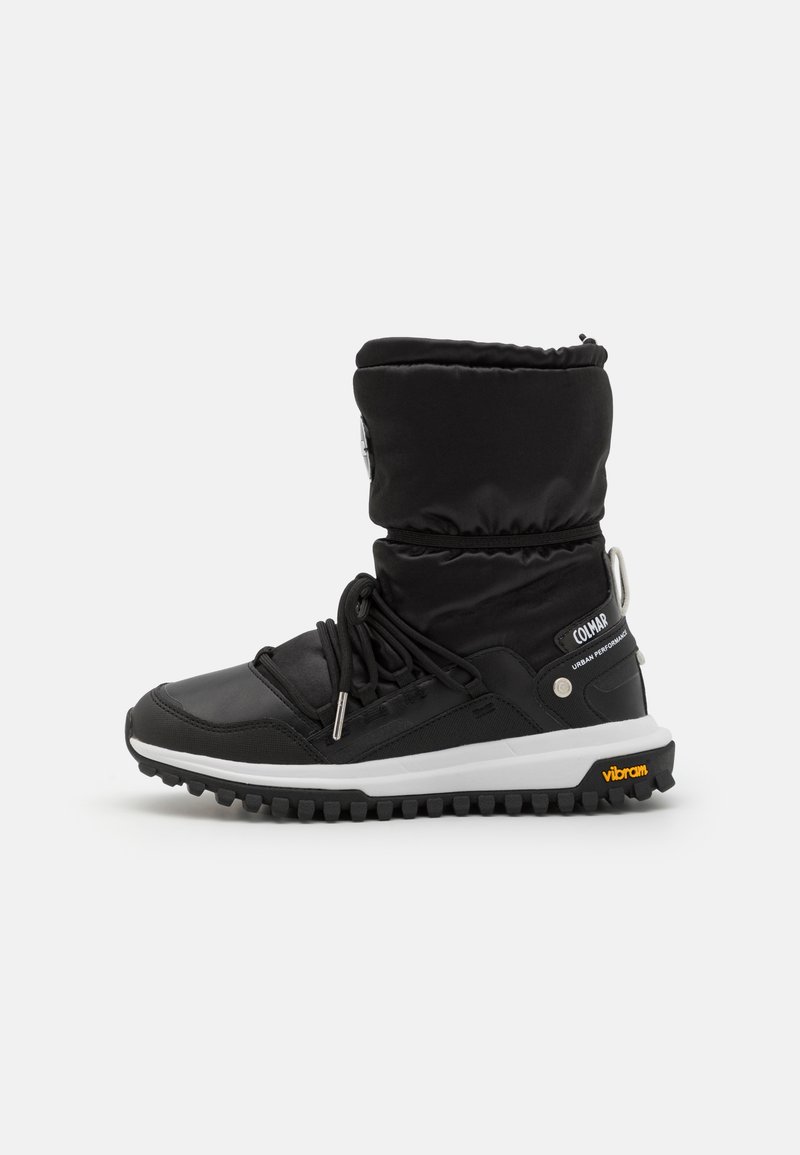 Μαύρη αδιάβροχη μπότες με επενδεδυμένο επάνω μέρος, κλείσιμο με κορδόνια και υφασμένη καουτσούκ σόλα με το κίτρινο λογότυπο Vibram στο πλάι.
