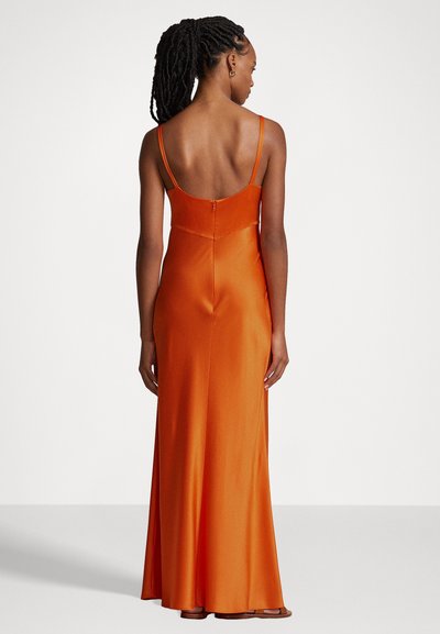 Robe maxi en satin de couleur orange vif, avec des bretelles fines, un corsage ajusté et une fermeture éclair à l'arrière. Texture lisse et design fluide.