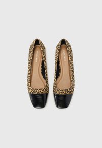 Leopardmönstrade ballerinaskor med en svart, glänsande lädertå och en beige innersula. Mjuk textilöverdel med rundad form och låg profildesign.
