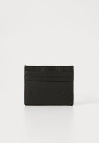 Porte-cartes en cuir noir avec logo "VALENTINO" embossé, comportant plusieurs fentes pour cartes et une texture lisse. Forme rectangulaire, design minimaliste.