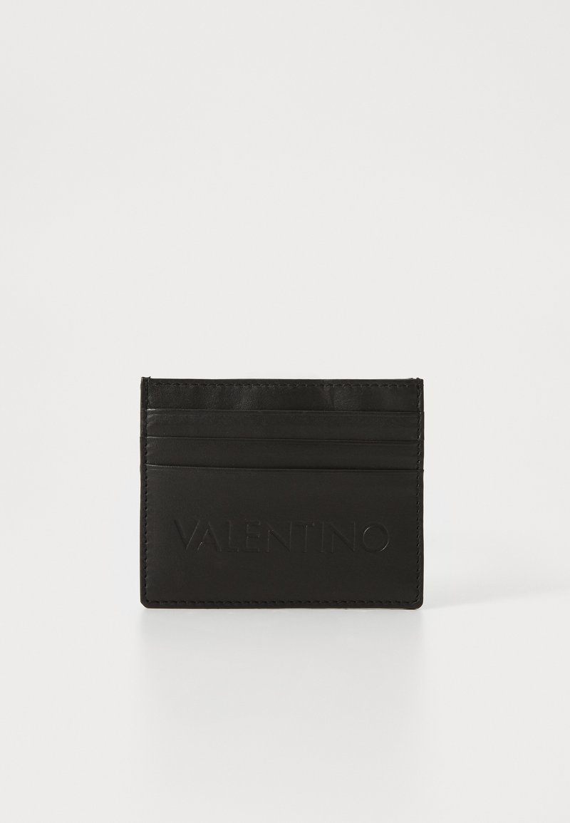 Fekete bőr kártyatartó, dombornyomott "VALENTINO" logóval, több kártyafiókkal és sima felülettel. Téglalap alak, minimalista dizájn.