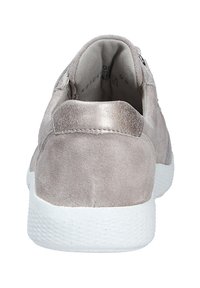 Baskets en suède gris avec une semelle en caoutchouc blanche et des accents métalliques au talon. Présente une texture lisse et un design minimaliste.