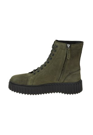 Bottes cheville vert olive en cuir texturé, avec un laçage à l'avant, une fermeture éclair sur le côté et une épaisse semelle en caoutchouc noir avec des rainures.