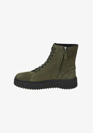 Botas de tobillo verde oliva hechas de cuero texturizado, con parte delantera con cordones, cremallera lateral y suela de goma negra gruesa con estrías.
