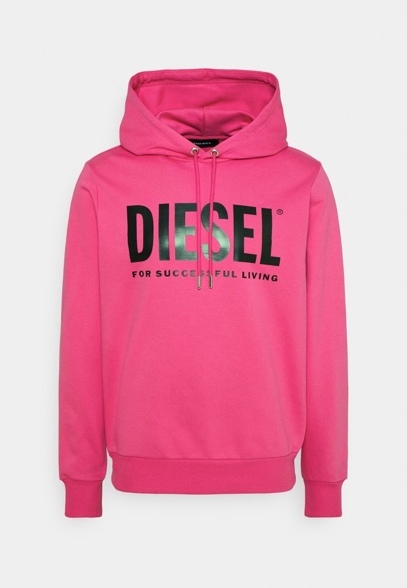 Rosa hoodie i mjukt tyg, med en stor svart logotyp som lyder "DIESEL FÖR FRAMGÅNGSRIKT LIV" över framsidan. Snodd i huvan.