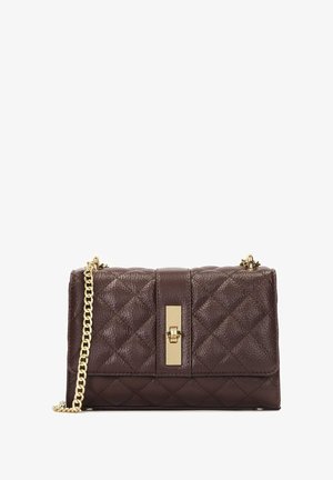 Borsa a tracolla in pelle marrone trapuntata con chiusura oro e tracolla a catena, caratterizzata da una forma rettangolare e dettagli superficiali testurizzati.
