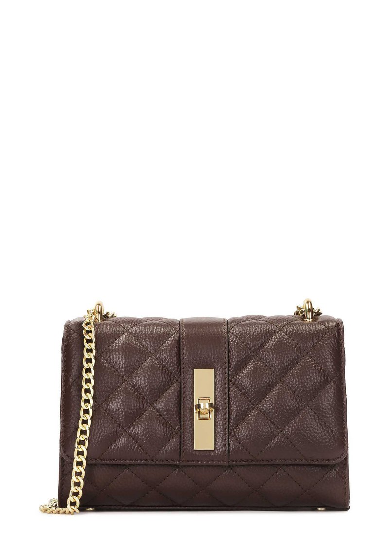 Ruda klijuota odinė handbag su auksine sagtimi ir grandine, turinti stačiakampio formą ir tekstūruotą paviršiaus detalę.