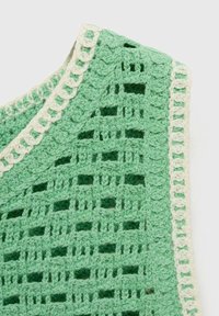 Maglione all'uncinetto di colore verde chiaro con un motivo a rete aperta. Presenta un bordo di colore crema lungo il collo, creando un effetto testurizzato.