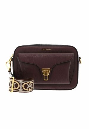 Sac bandoulière rectangulaire en cuir marron foncé avec poche avant et fermoir doré, doté d'une large sangle à motif avec garnitures dorées.