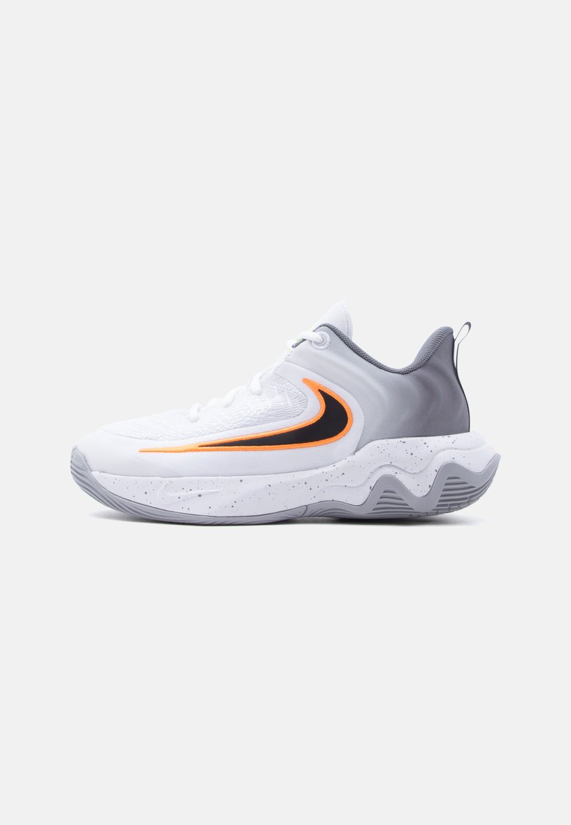 Zapato deportivo blanco y gris con logo de swoosh en naranja y negro, suela texturizada y cuello acolchado para el tobillo sobre un fondo liso.
