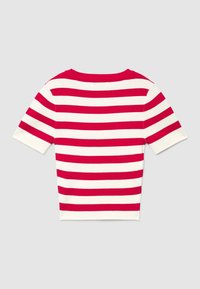 Rotes und weißes, horizontal gestreiftes Kurzarm-Strickoberteil mit rundem Ausschnitt, von hinten vor einem einfarbigen hellen Hintergrund gezeigt.