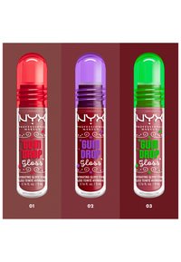 Tre tubetti di lucidalabbra con corpi trasparenti e cappucci colorati e arrotondati: rosso, viola e verde. Le etichette riportano la scritta "Gum Drop Gloss" con elementi decorativi.