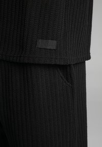 TEXTURED - Top - black