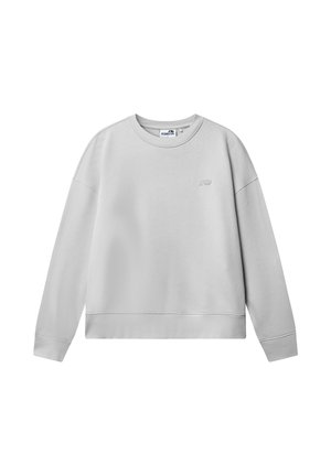 Jasnoszara bluza z długim rękawem i okrągłym dekoltem, ściągacze na rękawach i u dołu, małe subtelne logo na lewej piersi, prezentowana na białym tle.