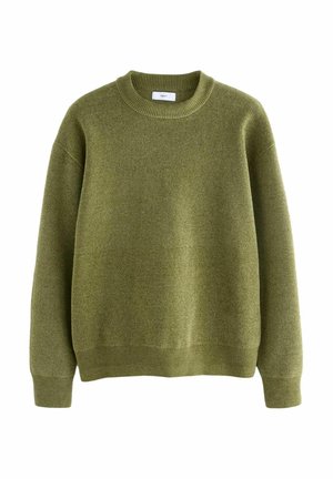 Olive zaļš džemperis ar apaļu kakla izgriezumu, adīts ar ribotiem piedurkņu galiem, apakšmalu un kakla izgriezumu, uz baltā fona.