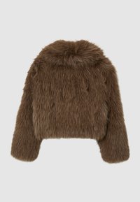 Giacca cropped in pelliccia sintetica marrone con una texture morbida, ampio colletto e maniche lunghe. Design sartoriale con un aspetto voluminoso e soffice.