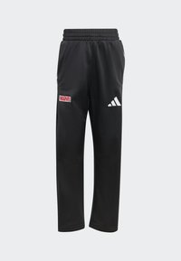 Zwarte sportbroek met een gestructureerde afwerking, voorzien van een rode "MARVEL"-logo en witte Adidas-strepen op de linker dij. Inclusief elastische tailleband.