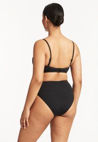 Czarny zestaw bikini składa się z biustonosza z wkładkami i regulowanymi ramiączkami oraz wysokich majtek, o gładkiej fakturze i minimalistycznym designie.