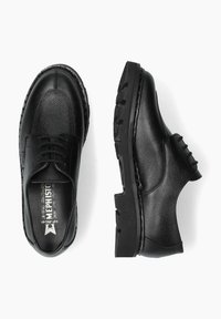 Chaussures en cuir noir à lacets avec une finition texturée, bout rond et semelle en caoutchouc noir robuste avec des motifs de semelle prononcés.