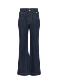 Sötétkék farmeranyagból készült, bőszárú, függőleges fehér csíkozású nadrág, magas derékkal, első zsebekkel és sárgaréz gombdíszítéssel.