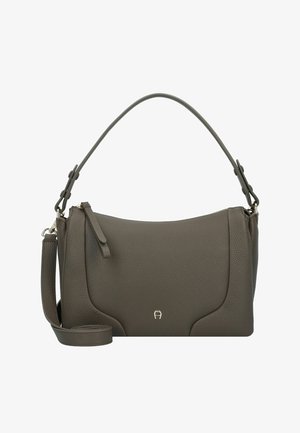 Bolso de hombro de cuero gris con una textura lisa, que cuenta con un asa superior curva, una correa ajustable y un detalle sutil del logo en el frente.