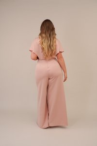 Bledoružový overal s širokými nohavicami a krátkymi volánovými rukávmi, s priliehavým pásom a hladkým, textúrovaným materiálom.