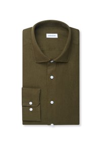 Chemise à manches longues vert olive pliée avec des boutons blancs et un col classique, présentée sur un fond blanc.