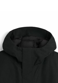 Svart vadderad jacka med hög krage, med en slät utsida och mjukt innertyg. Enkelt design utan synlig hårdvara eller detaljer.