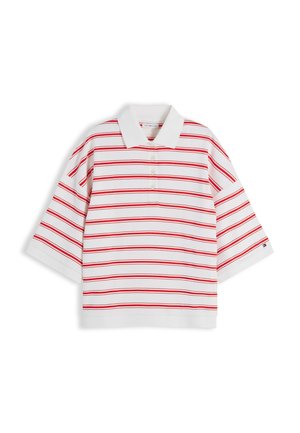 Camiseta tipo polo blanca con mangas anchas que presentan rayas horizontales rojas y un cuello con botones.