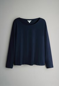 Granatowa koszula z długim rękawem z miękkiego materiału, z okrągłym dekoltem, luźnym krojem i prostym dołem, bez widocznych wzorów czy elementów metalowych.