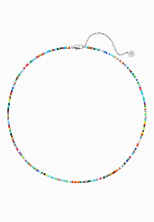 Dünne Halskette mit kleinen, mehrfarbigen Perlen und einem silbernen Karabinerverschluss mit verstellbarer Kette und blumenförmigem Anhänger.