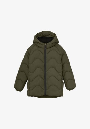 Olivno zeleni puffer jakna s kapu in črnim zadrgo. Ima valoviti vzorec in elastične manšete. Kviltana tekstura za toploto.