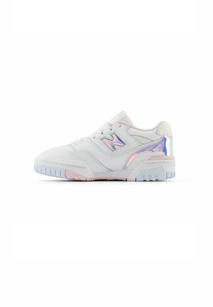 Sneaker blanc avec des accents irisés, en cuir lisse, design low-top, bout rond, et une semelle rose clair et bleue.