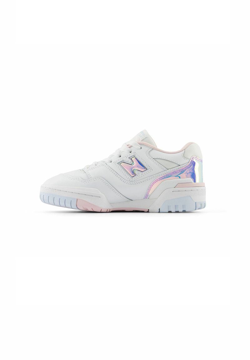 Sneaker blanc avec des accents irisés, en cuir lisse, design low-top, bout rond, et une semelle rose clair et bleue.