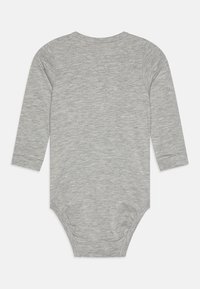 Langærmet grå babybuksedragt lavet af blødt stof, med rund halsudskæring og trykknapper i bunden for nem påklædning.
