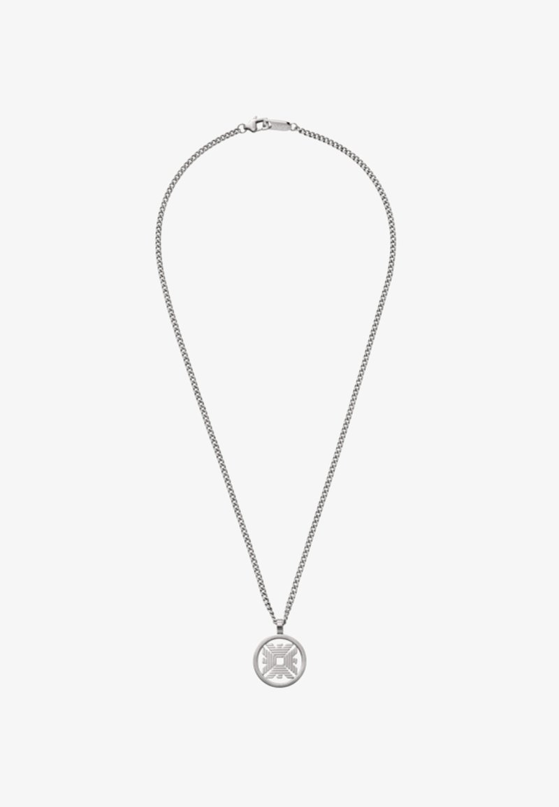 Silberne Halskette mit rundem Anhänger, der ein geometrisches Design zeigt. Die Kette hat eine glatte, polierte Textur.