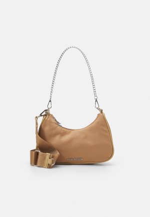 Brązowa torebka w kształcie półksiężyca z uchwytem z srebrnego łańcuszka, odpinanym szerokim materiałowym paskiem i logo "Steve Madden" z przodu.