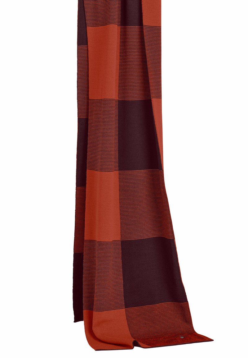 Tissu à carreaux rouges et bordeaux foncé avec une finition texturée. Forme rectangulaire, présentant des motifs alternés unis et rayés.
