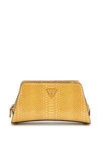 Borsa a mano in pelle di serpente giallo con una placca triangolare con logo, design elegante, chiusura con zip e dettagli in superficie testurizzata.