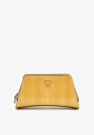 Borsa a mano in pelle di serpente giallo con una placca triangolare con logo, design elegante, chiusura con zip e dettagli in superficie testurizzata.