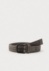 Zwinięty szary pas z tkanej tkaniny z czarną metalową klamrą i skórzanymi akcentami, na których wytłoczone jest "Armani Exchange" na białym tle.