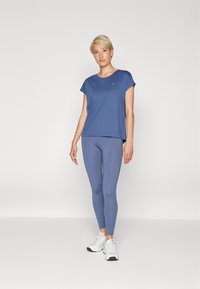 ONLY Play ONPAUBREE LIFE ON BAT LOOSE - T-skjorte til trening - vintage indigo