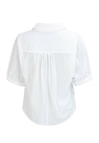 Camicia bianca a maniche corte con ricami ad occhio di pernice, colletto e dettaglio arricciato nella parte posteriore. Tessuto leggero e testurizzato con una vestibilità comoda.